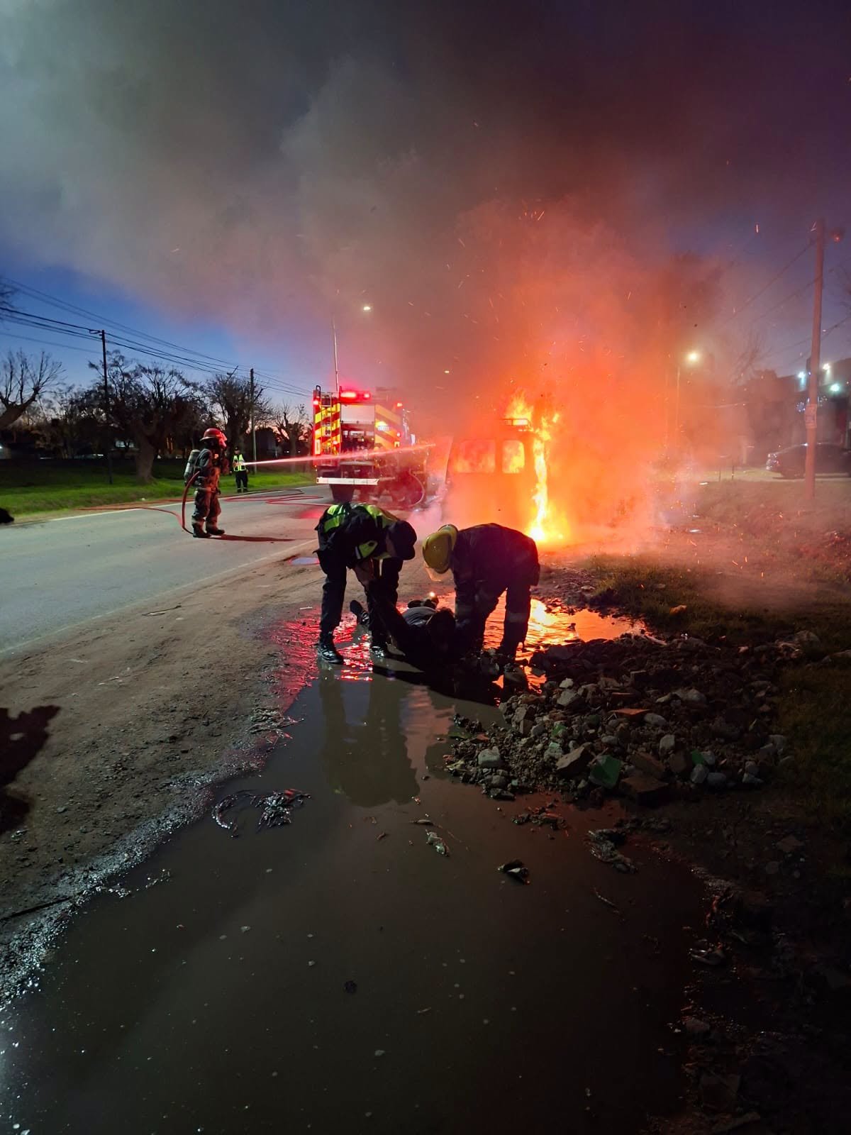 UN AUTOMOVILISTA ALCOHOLIZADO CHOCÓ, SE DIO A LA FUGA y PRENDIÓ FUEGO SU PROPIA CAMIONETA