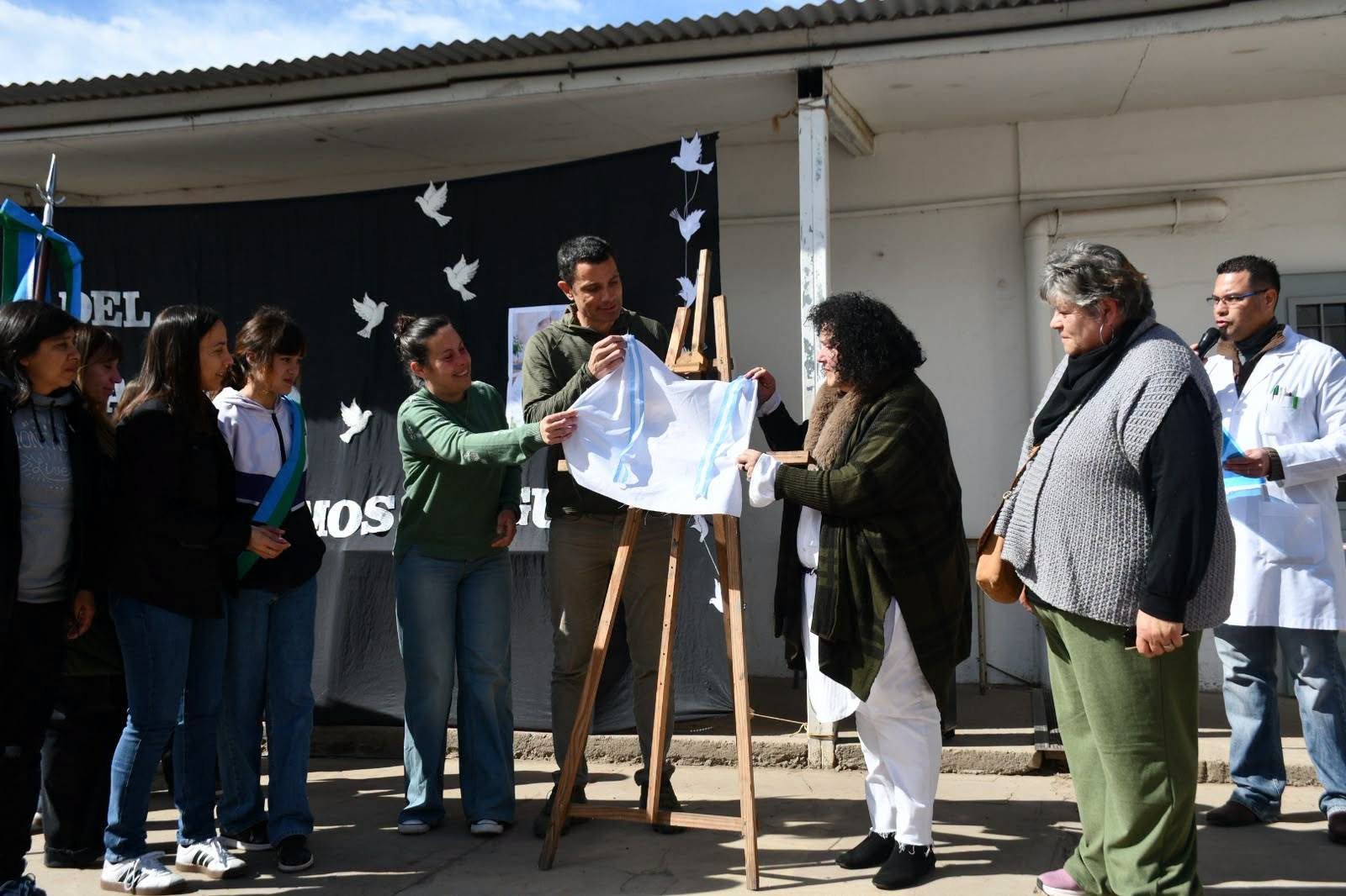 EMOTIVO RECONOCIMIENTO A MIGUEL RODRÍGUEZ, EN LA EP Nº 18 DE VISTA LINDA